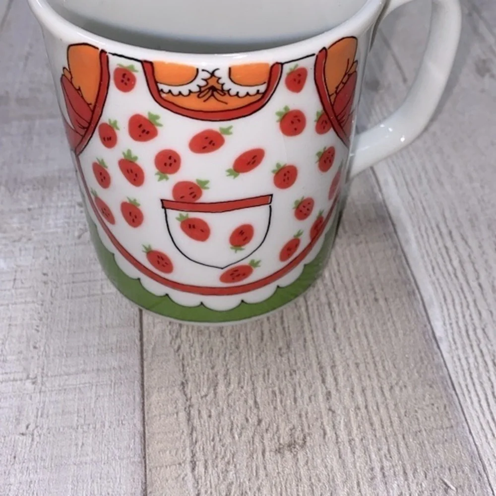 Vintage strawberry apron mug